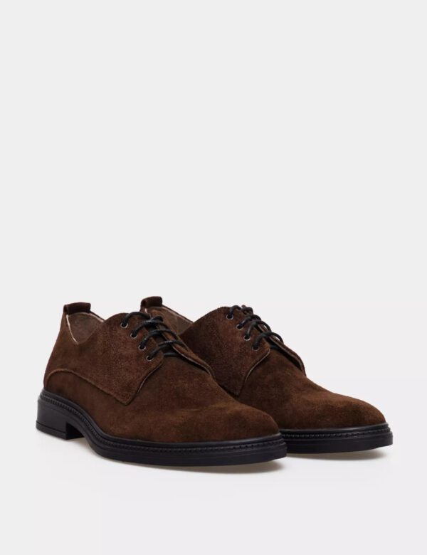 Braune Wildlederschuhe