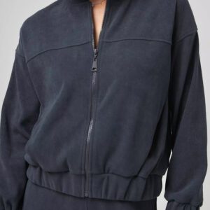 Grauer Pullover